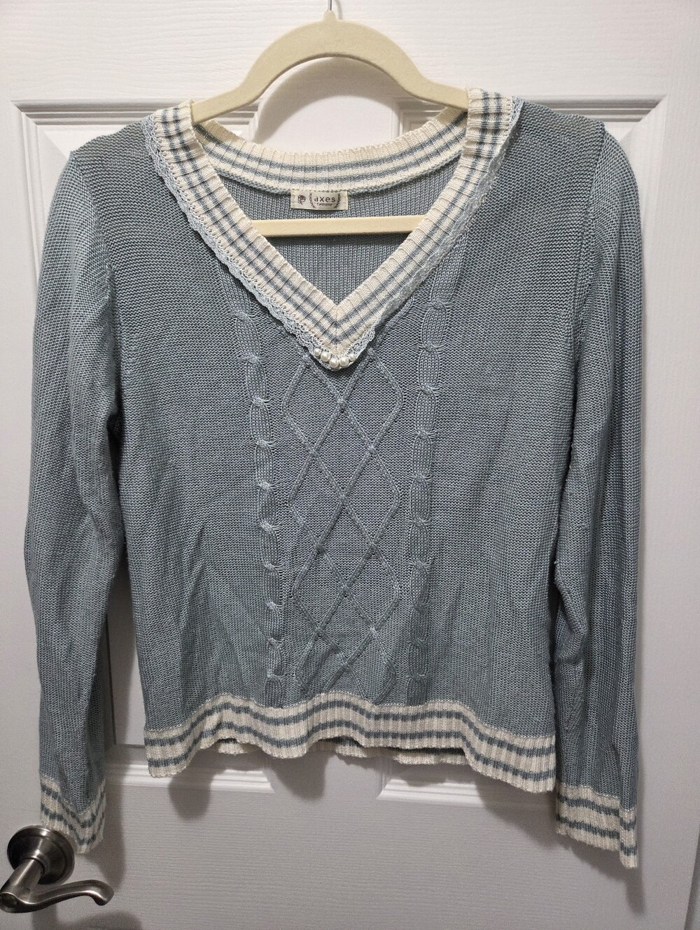 axes femme Cable Knit V-Neck Sweater